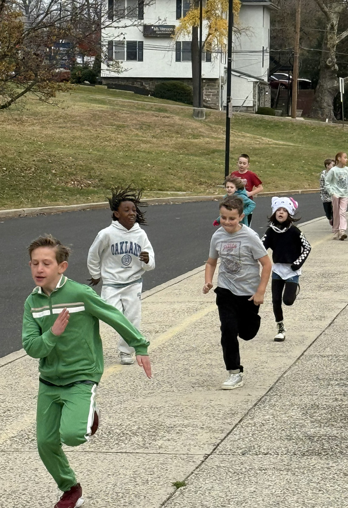CB 4th graders running during Turkey Trot