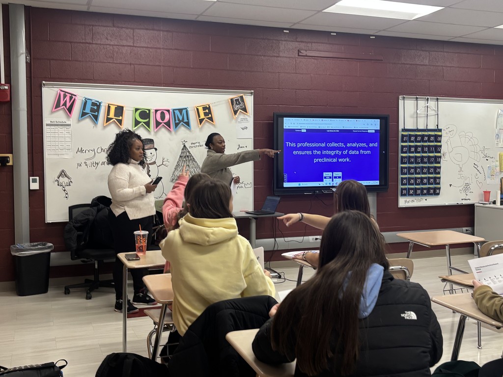 Students are enthusiastically participating in the lecture with guests 