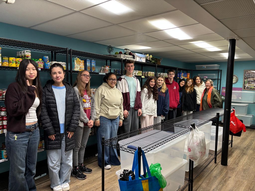 Key Club students donating food.