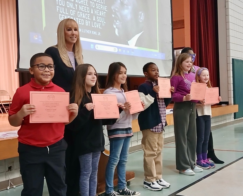 students winning the peacemaker award