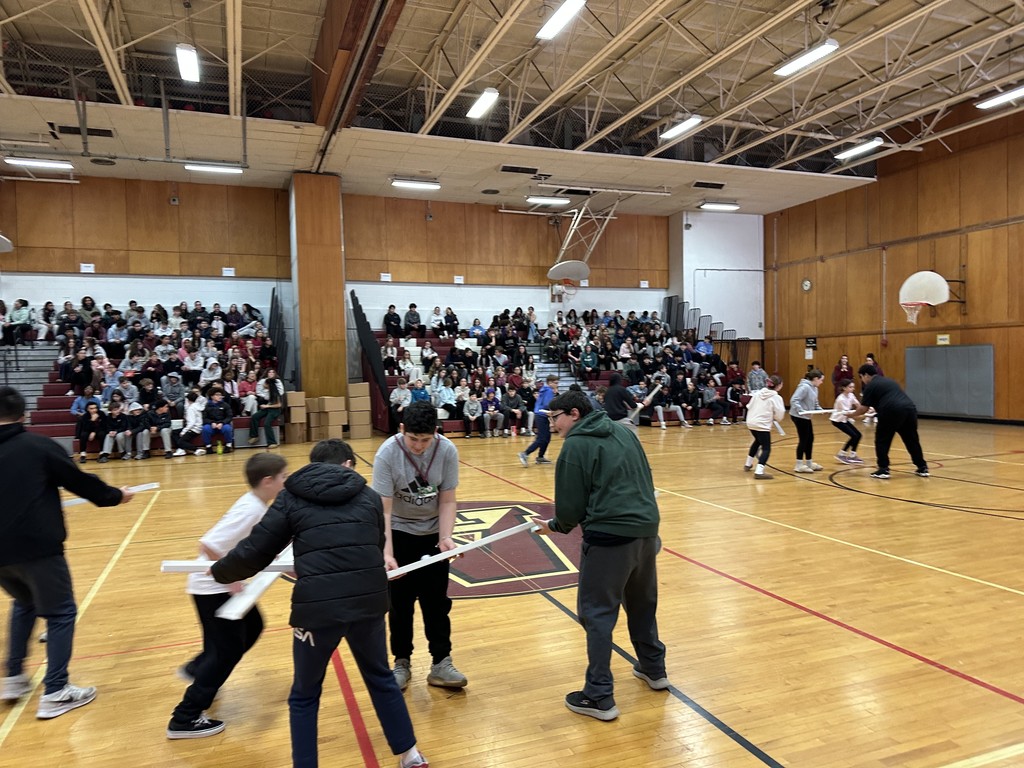 Image of students at "minute to win it" event 