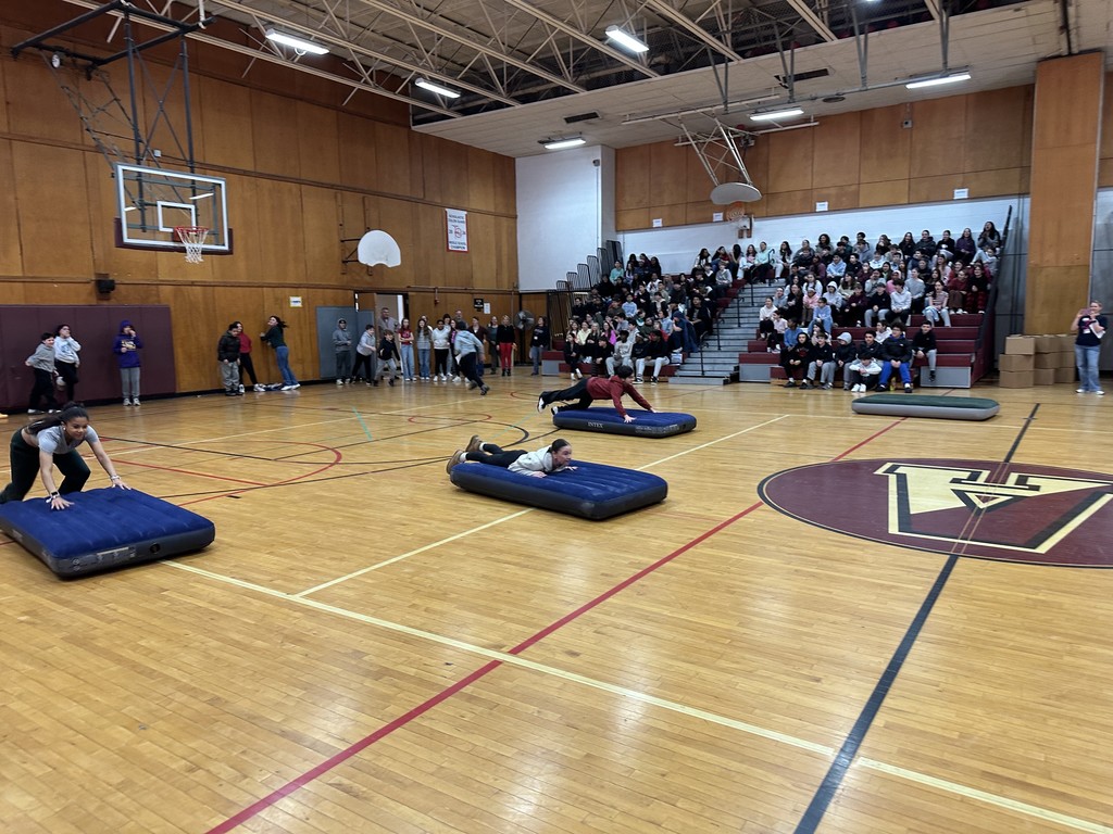 Image of students at "minute to win it" event 
