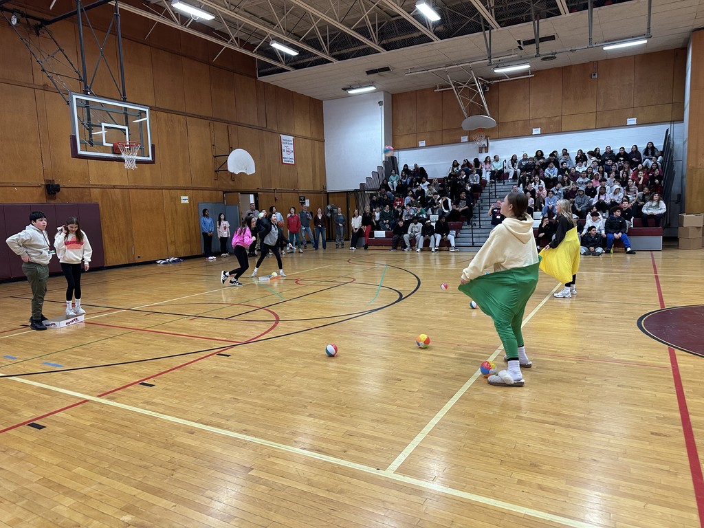 Image of students at "minute to win it" event 