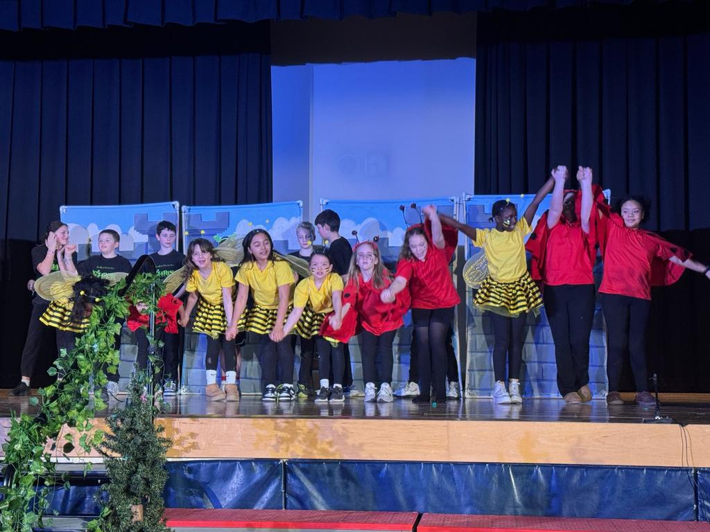 Roslyn students perform Shrek The Musical JR. 