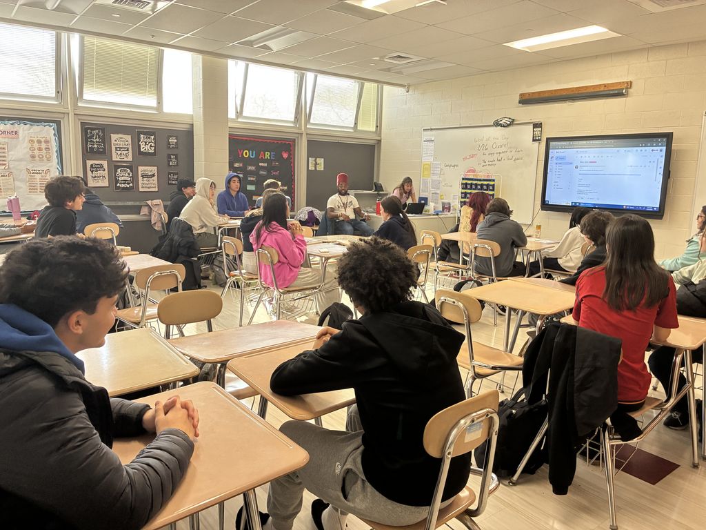 Julius King talking to students