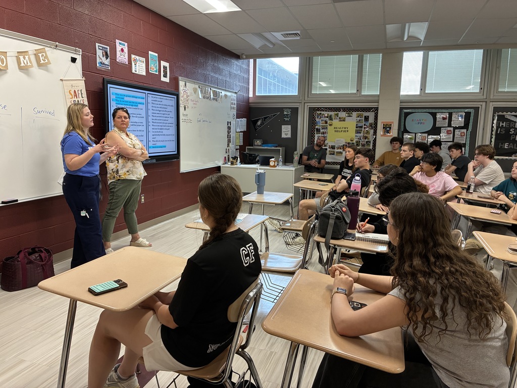 Juliet Lodewick talking to students