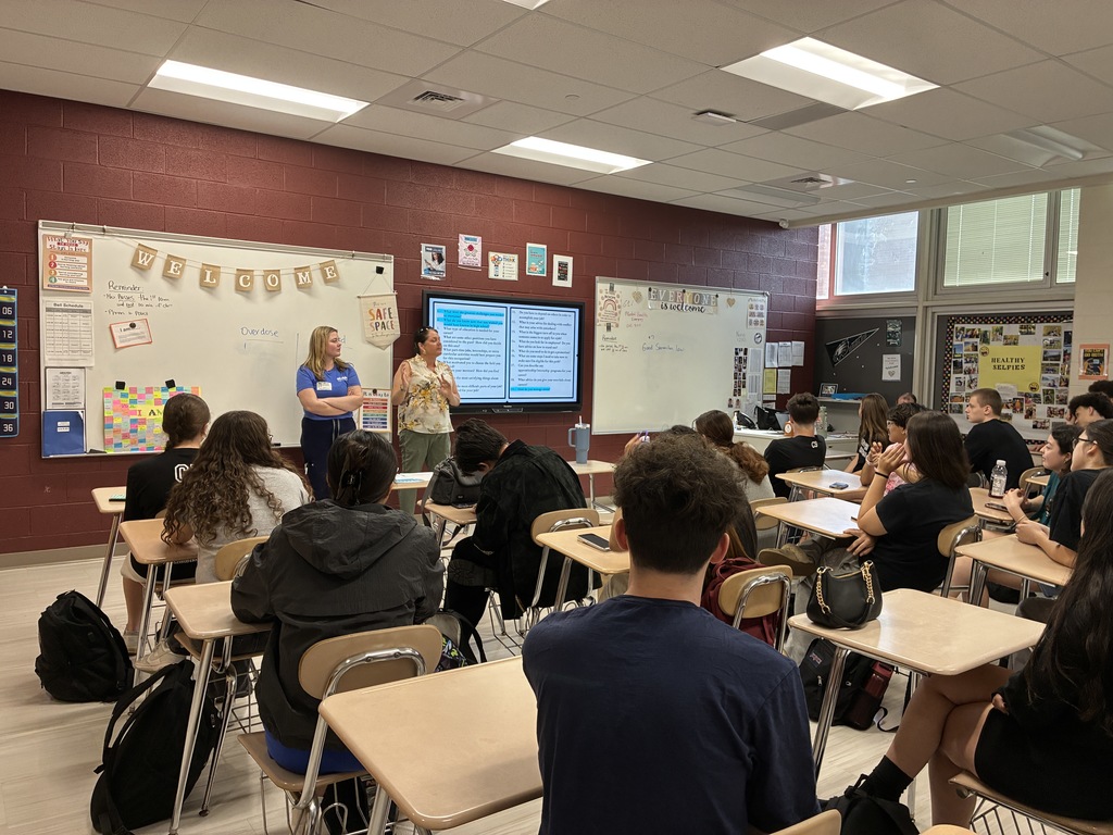 Juliet and Kathleen Lodewick talking to students