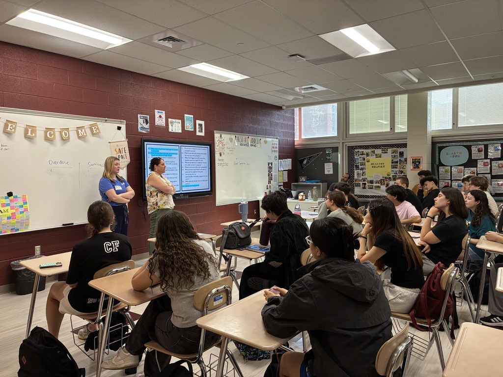 Juliet and Kathleen Lodewick talking to students
