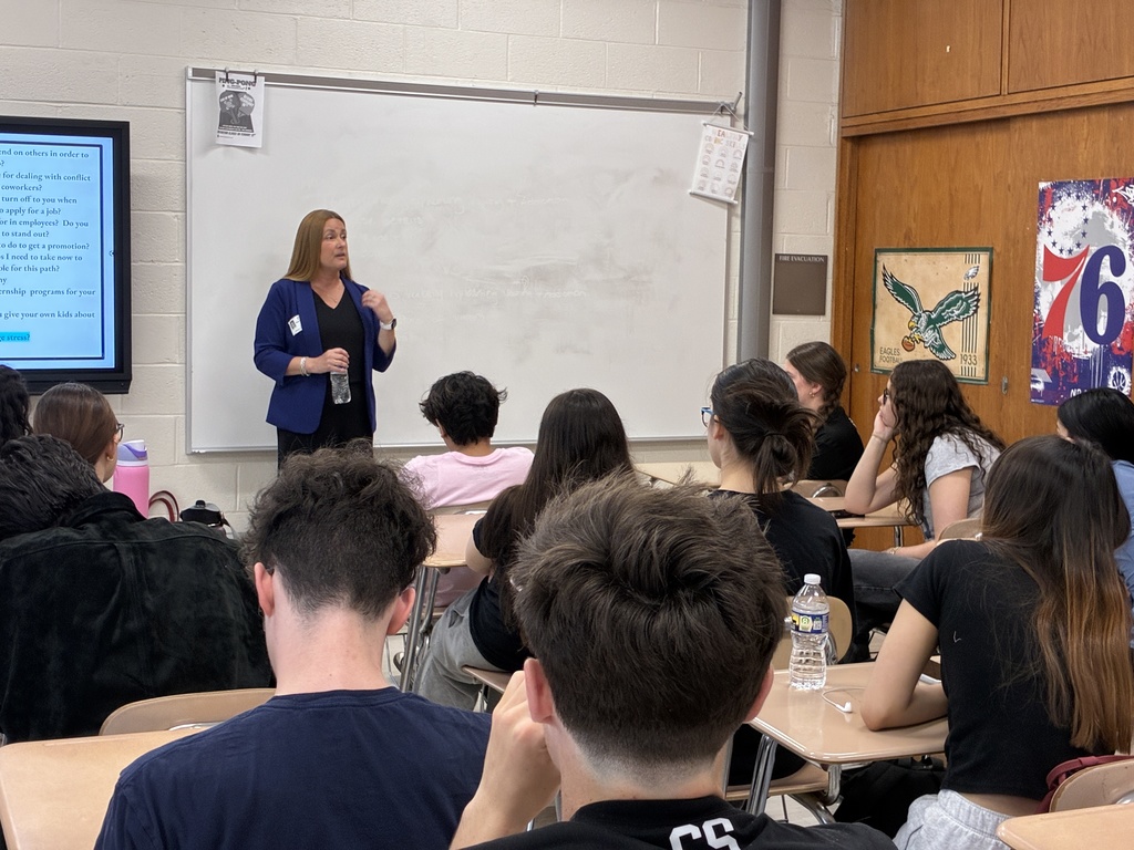 Kate McKinnon talking to students