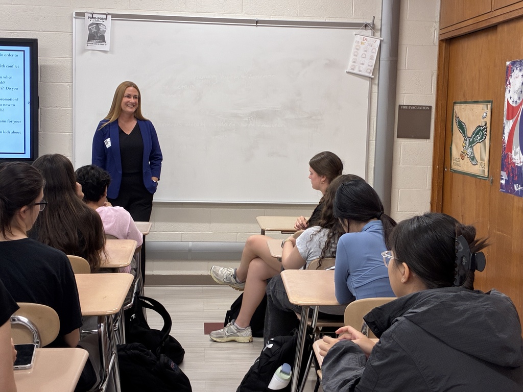 Kate McKinnon talking to students