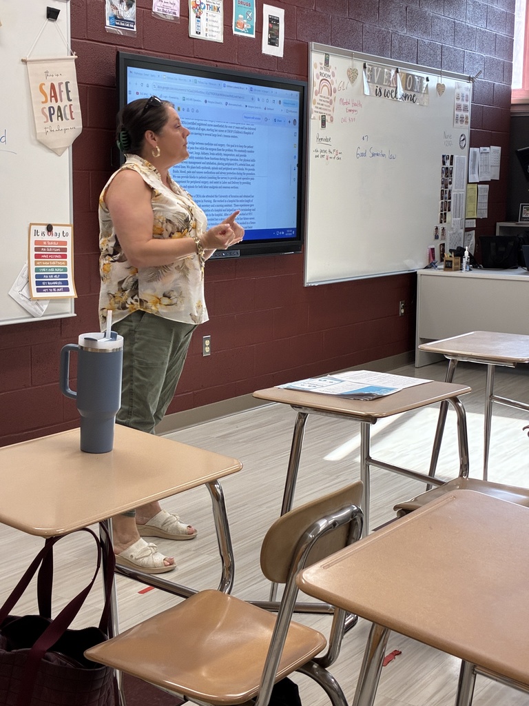 Kathleen Lodewick talking to students