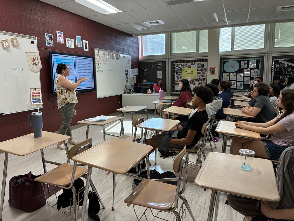 Kathleen Lodewick talking to students 