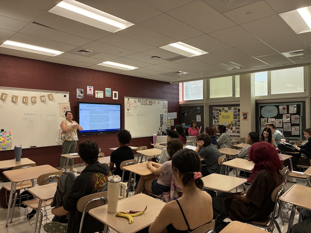 Kathleen Lodewick talking to students 