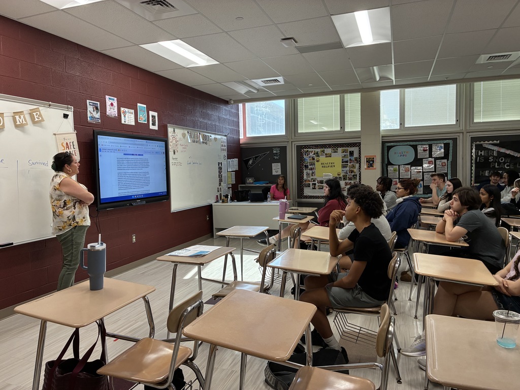 Kathleen Lodewick talking to students 