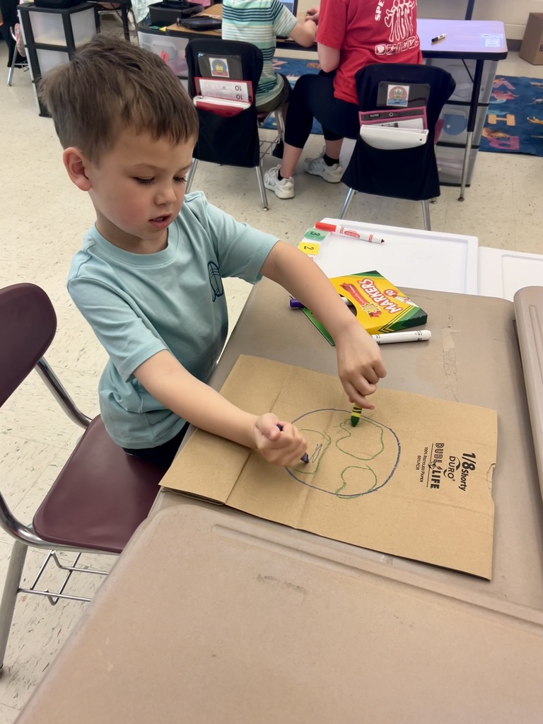 students decorating Earth Day bags
