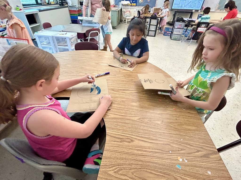 students decorating Earth Day bags