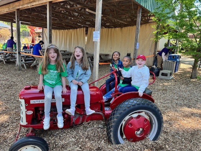 kindergarten students smiling at the zoo