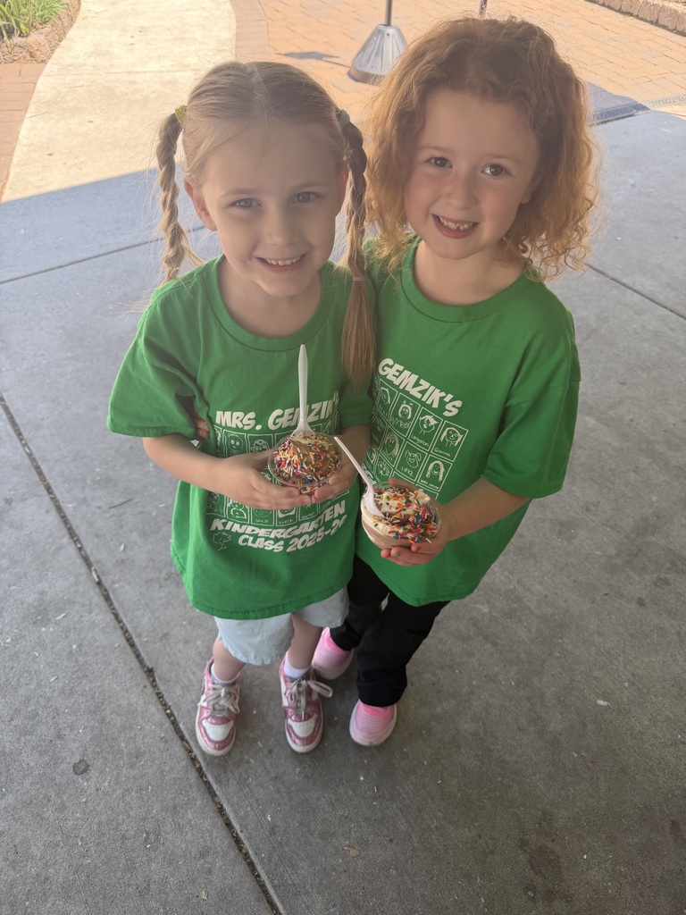 kindergarten students smiling at the zoo