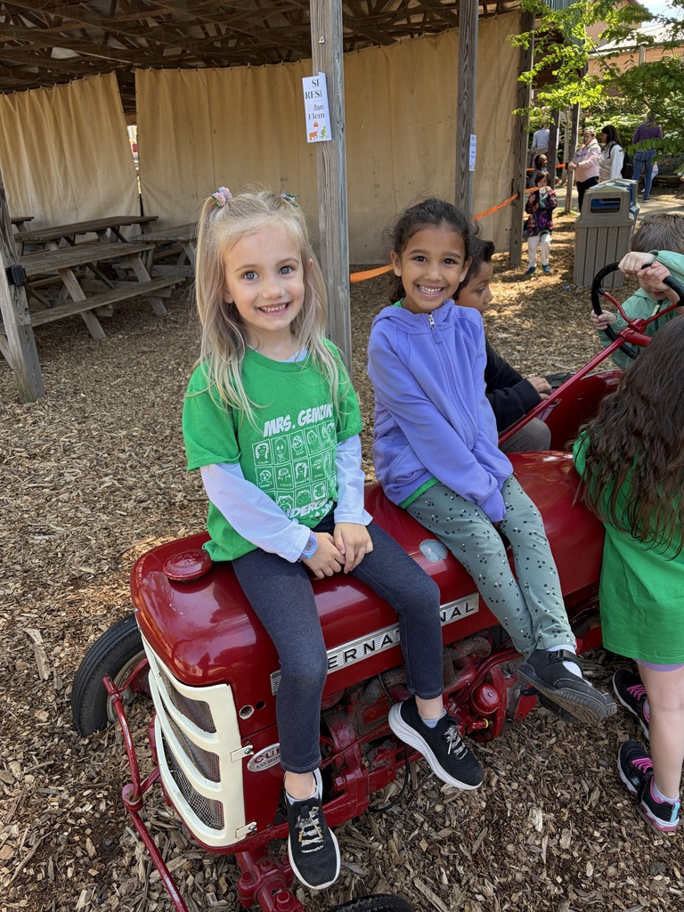 kindergarten students smiling at the zoo