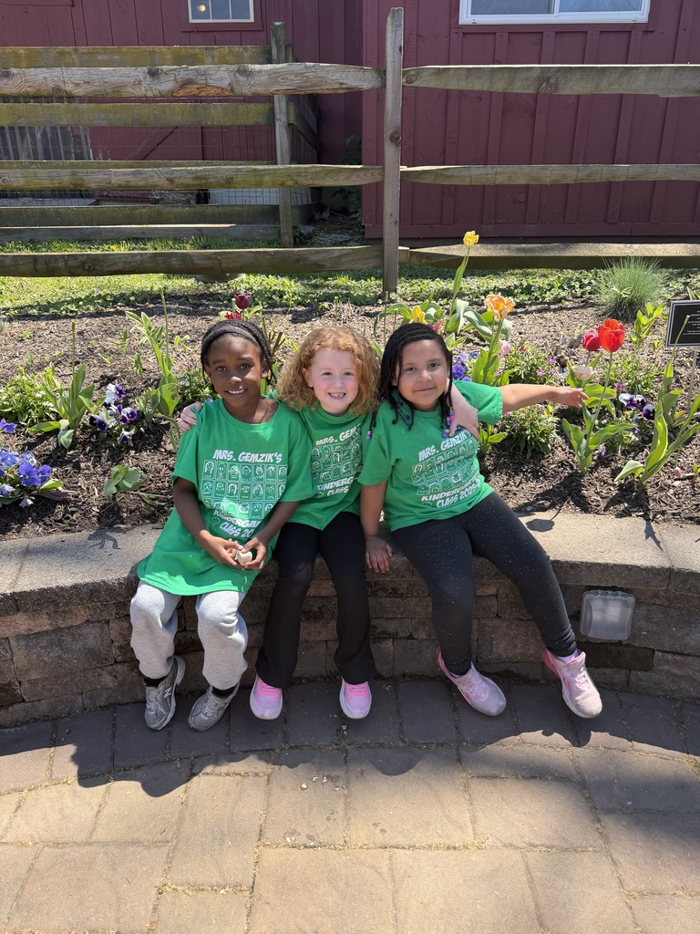 kindergarten students smiling at the zoo