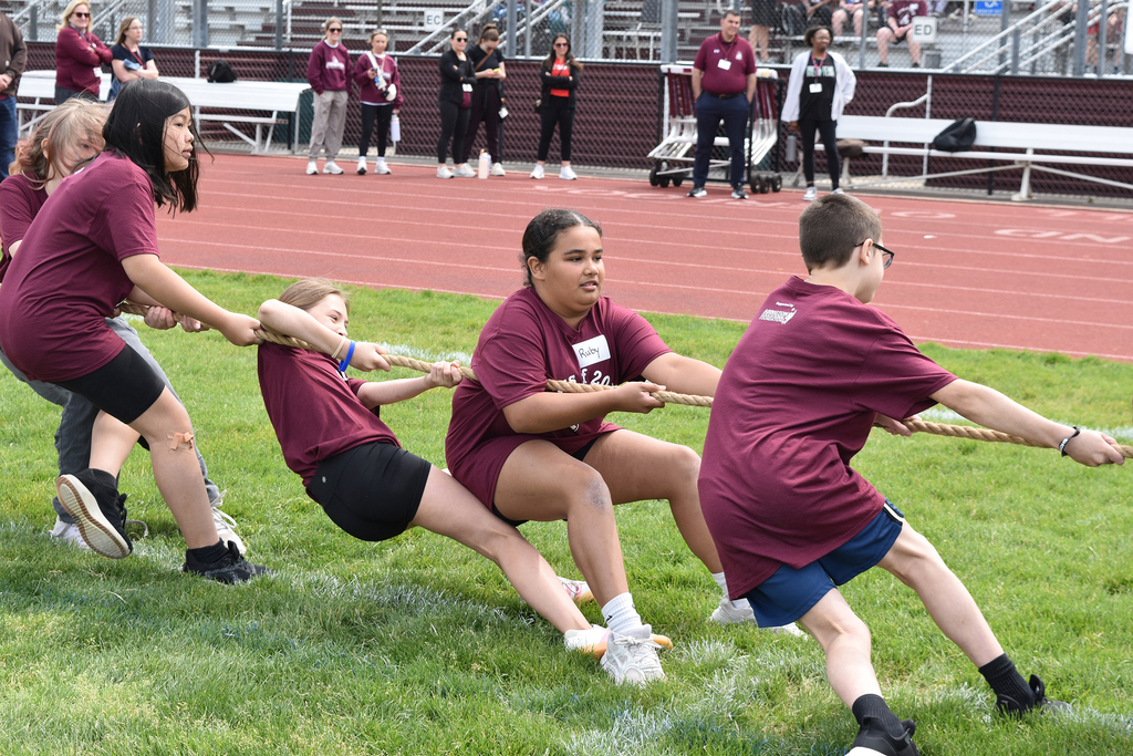 5 students pull their hardest in the tug-o-war