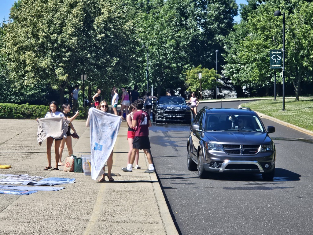 AbingTHON students at car wash