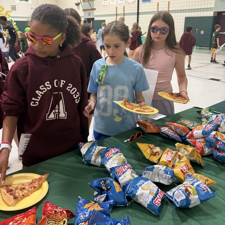 Students eating pizza