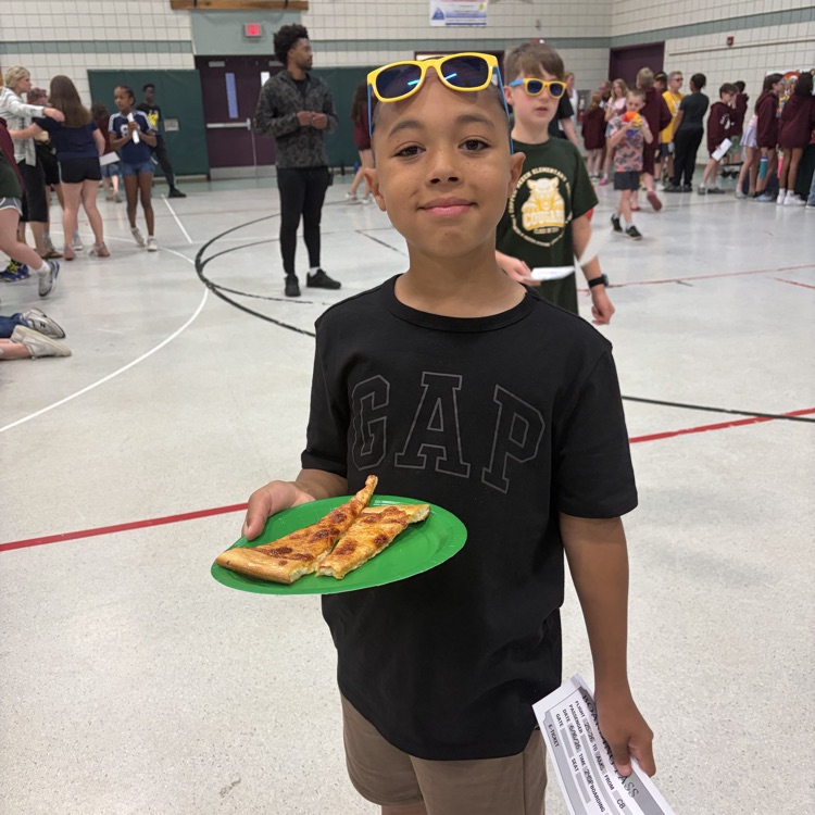 Students eating pizza