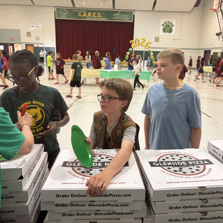 Students get ready to eat pizzas