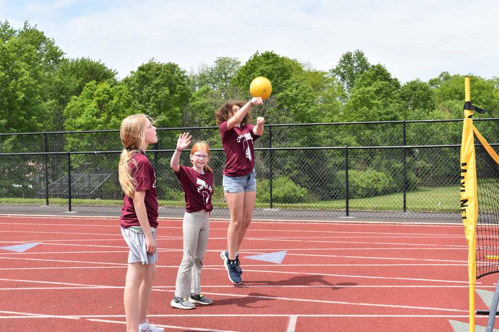 Students play volleyball at CommUNITY Day