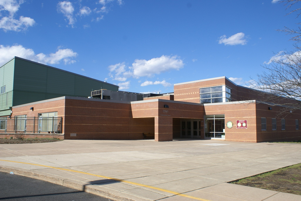 Exterior of Roslyn Elementary School