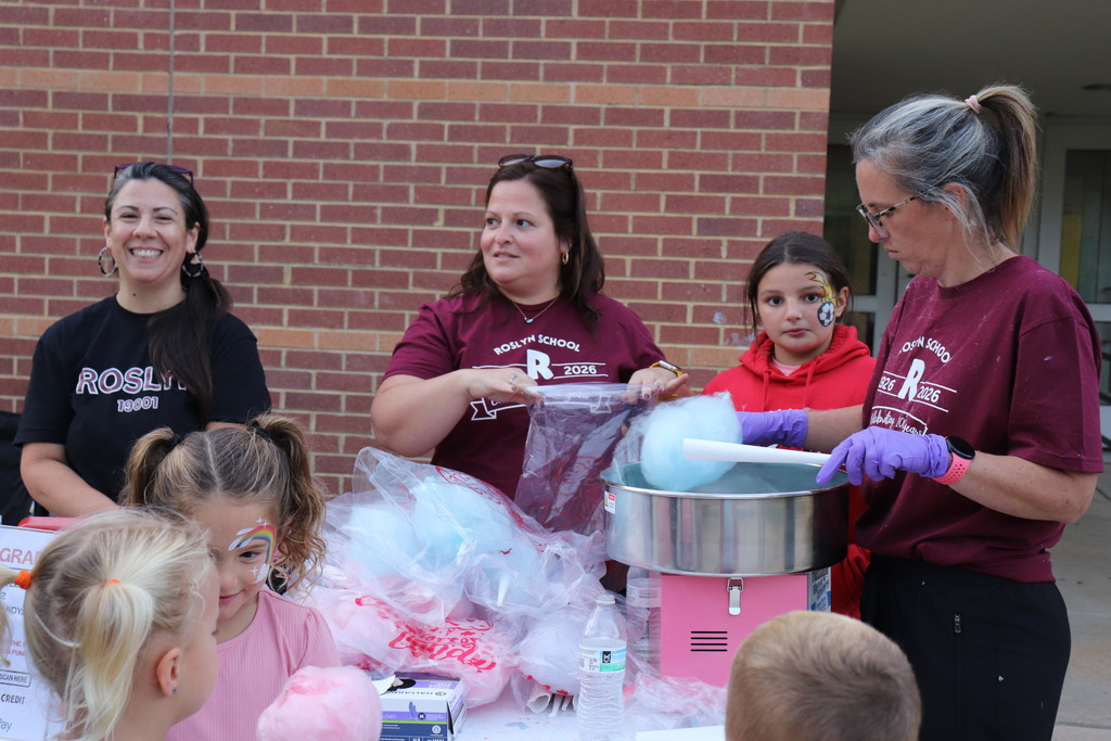 PTO volunteers make cotton candy