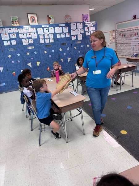 Briar Bush visits Second Grade