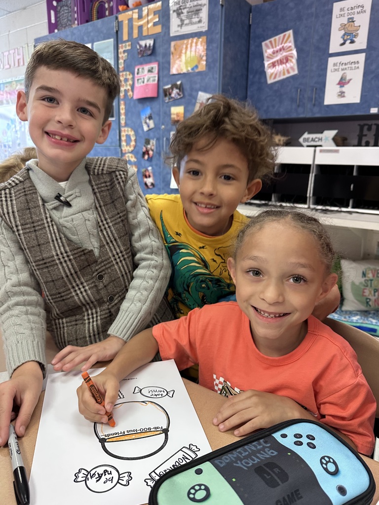 Roslyn students work on a craft about what a good friend is