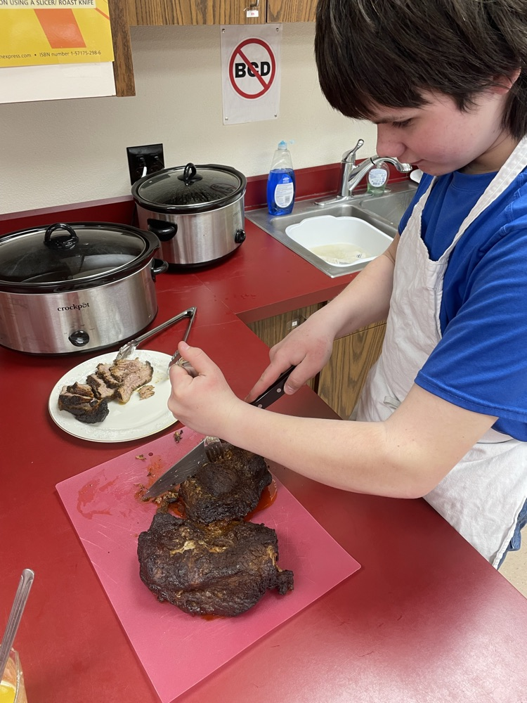 slicing brisket