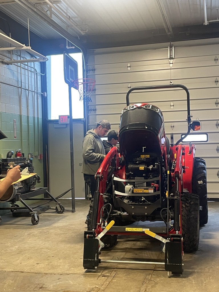 Our Ag Power Diagnosis team recently competed in the District 3 FFA Contest, putting their skills to the test in a hands-on, real-world setting. A big thank you to the Wayne County Career Center for hosting the event and providing valuable learning opportunities for our FFA members.