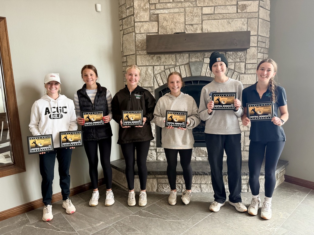 Girls golf team holding plaques