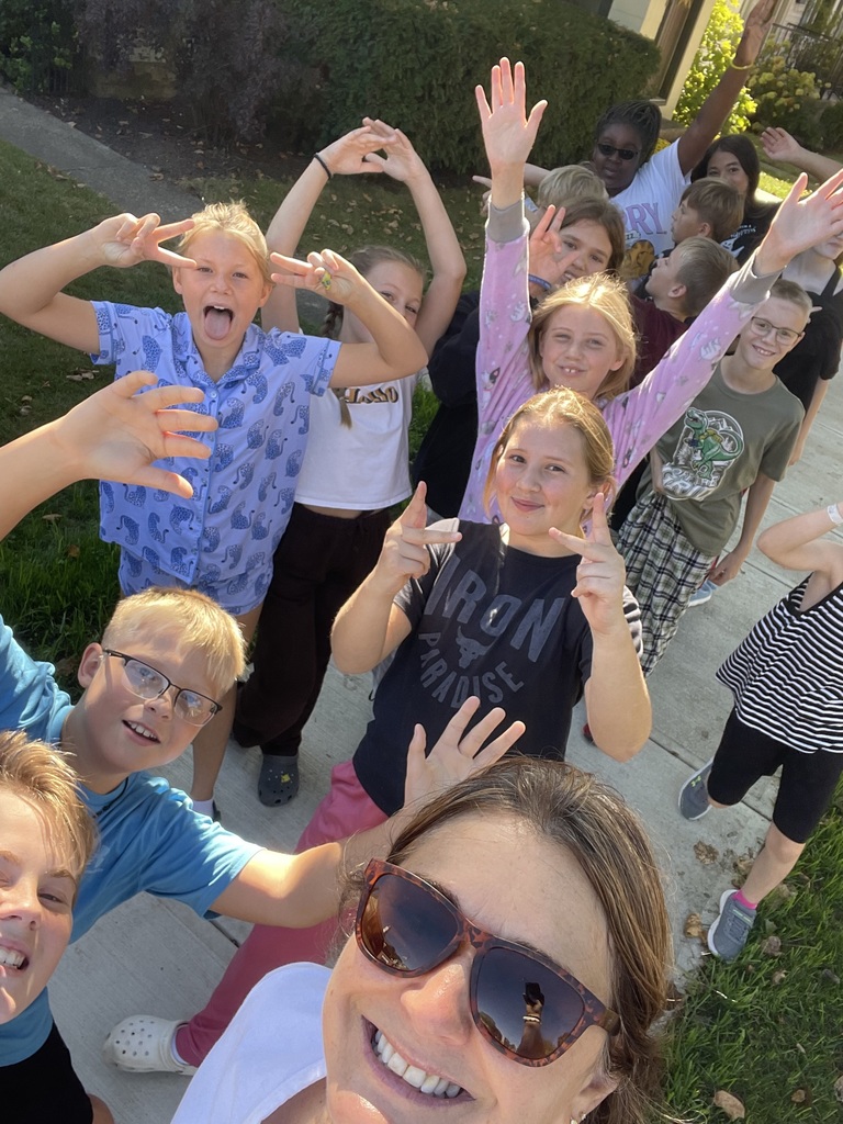 6th grade ELA students heading into the Ada Public Library 