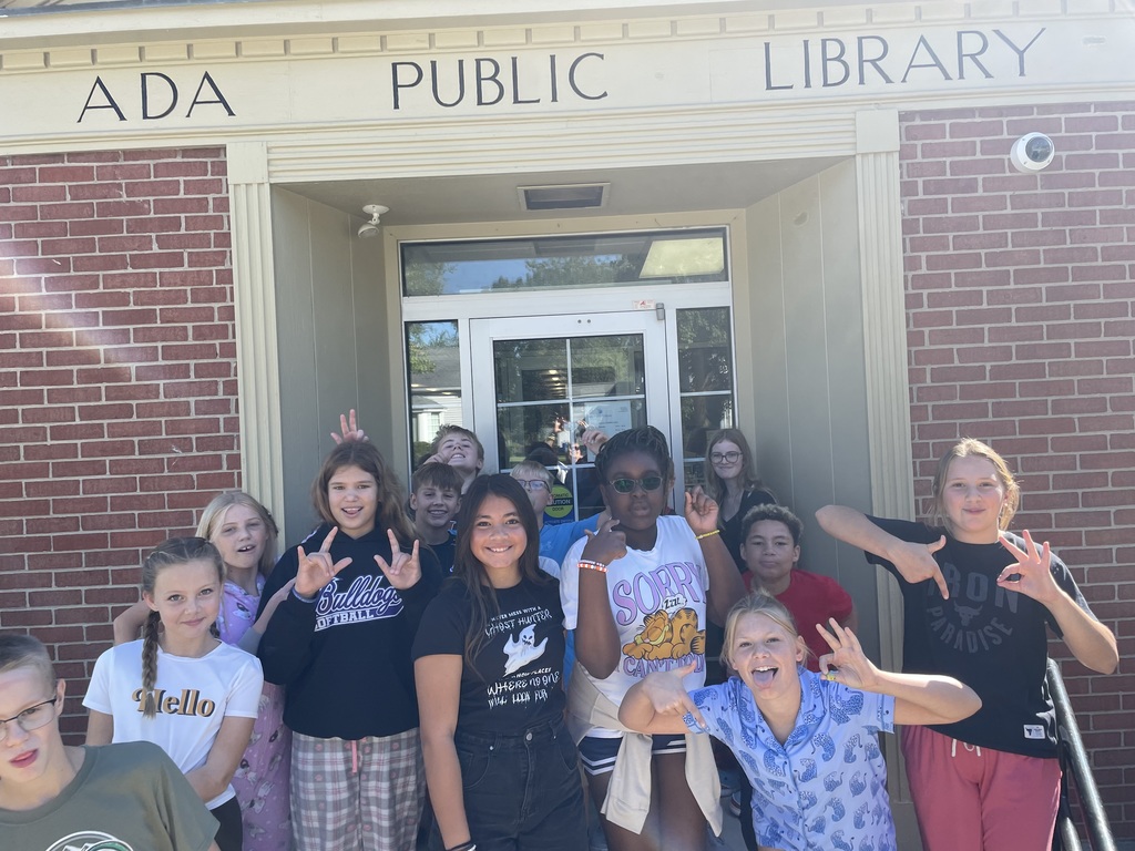 6th grade ELA students heading into the Ada Public Library 