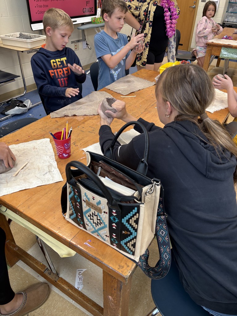 Mrs. Winklejohn’s elementary art classes are diving into clay projects this week, creating unique and fun pieces! To make it even more special, Mr. Wells’ high school students are stopping by to lend a hand and encourage our younger Bulldogs.