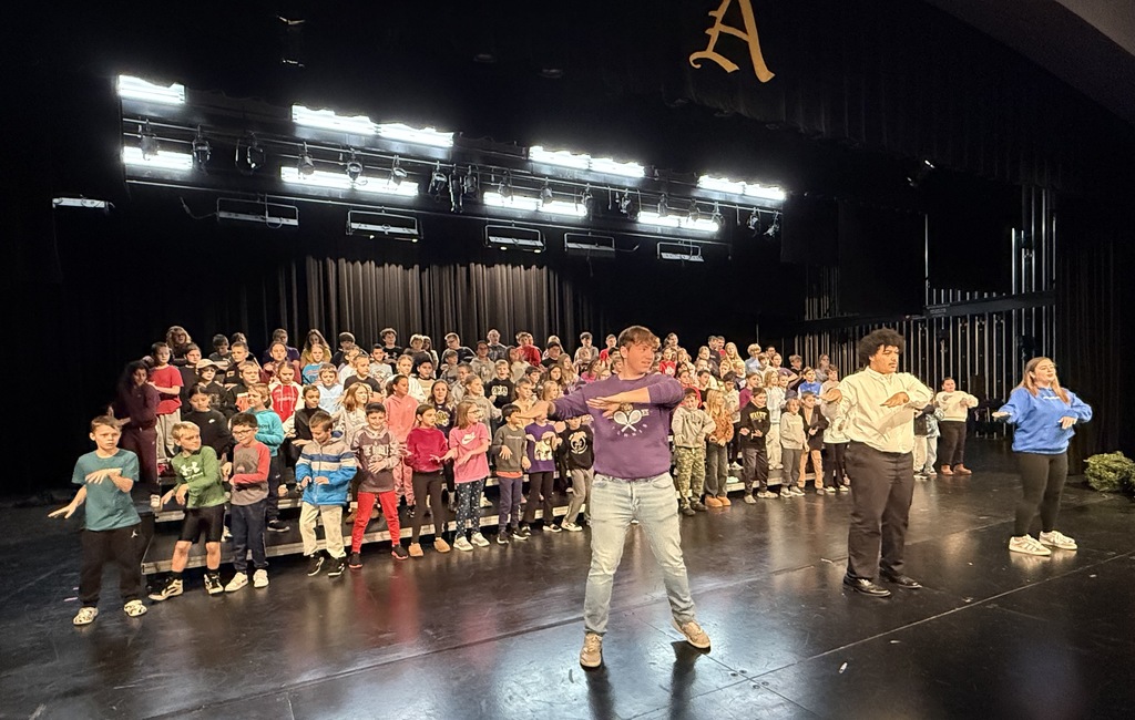4th & 5th graders teamed up with the talented seniors from the Ada Varsity Singers to learn a dance break for the show. 