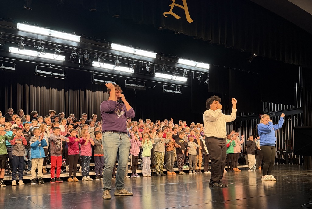 4th & 5th graders teamed up with the talented seniors from the Ada Varsity Singers to learn a dance break for the show. 