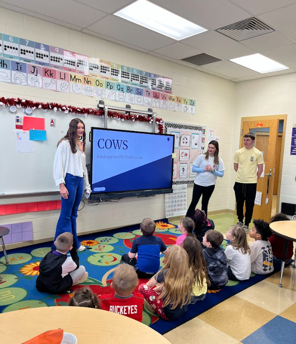FFA students teaching kindergartners about cows and making ice cream