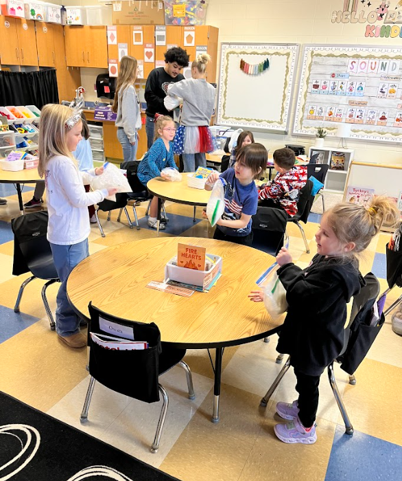 FFA students teaching kindergartners about cows and making ice cream