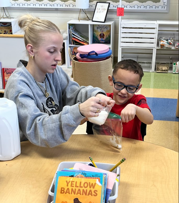 FFA students teaching kindergartners about cows and making ice cream