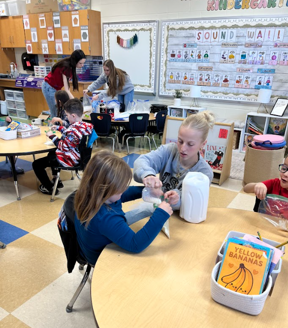 FFA students teaching kindergartners about cows and making ice cream