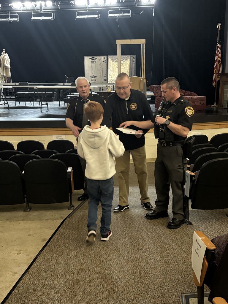 Officer Carl speaking to 5th graders