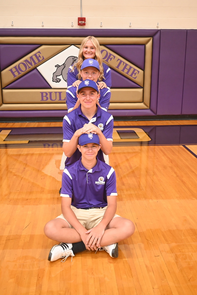 4 students standing one by one behind each other