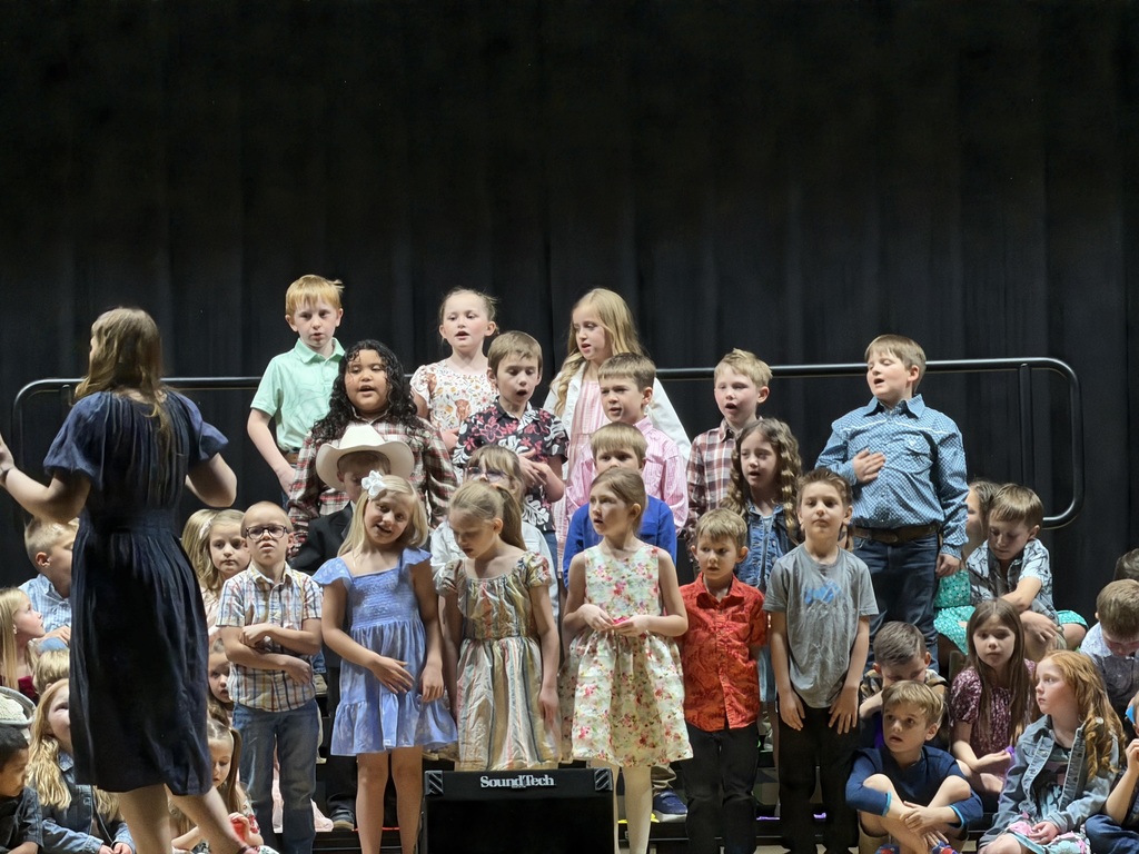 1st graders singing
