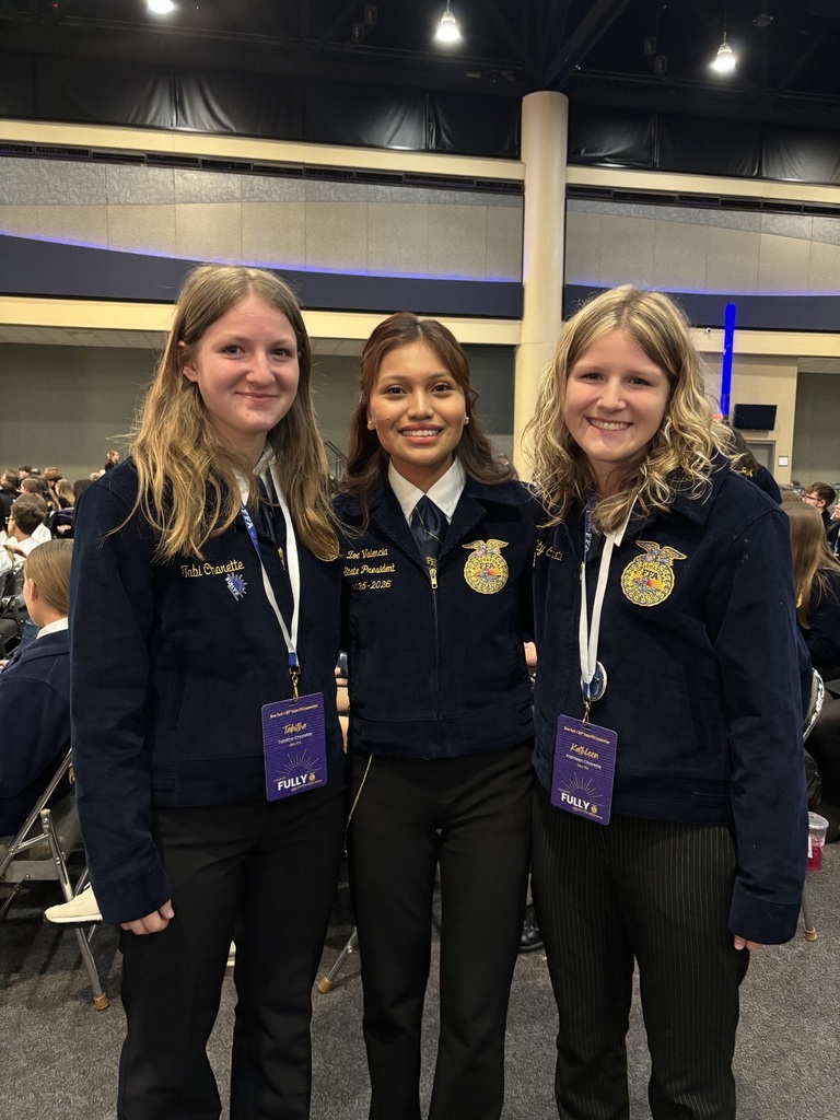 FFA students smiling together